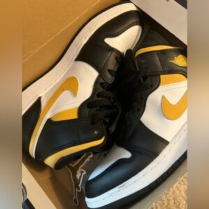 Air Force Jordan/ (size 6y )